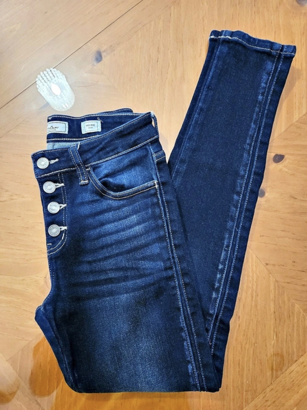 EUC Women's KanCan Kristin Signature Mid-Rise Skinny Jeans